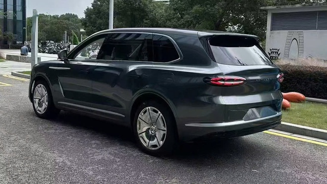 Chiếc xe này trông rất Bentley Bentayga nhưng thực tế là...- Ảnh 4.