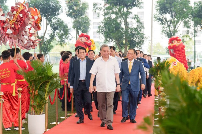 Tổng Bí thư và các đại biểu dự lễ khởi công. Ảnh: VGP Tổng Bí thư và các đại biểu dự lễ khởi công. Ảnh: VGP