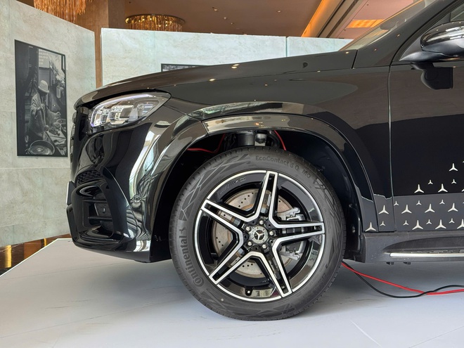 Cận cảnh Mercedes-Benz GLS 450 bản kỷ niệm 30 năm tại Việt Nam: Giới hạn 30 chiếc, giá tăng hơn 300 triệu đồng, ngoại thất khác biệt, thêm tiện nghi hàng ghế 2- Ảnh 7.
