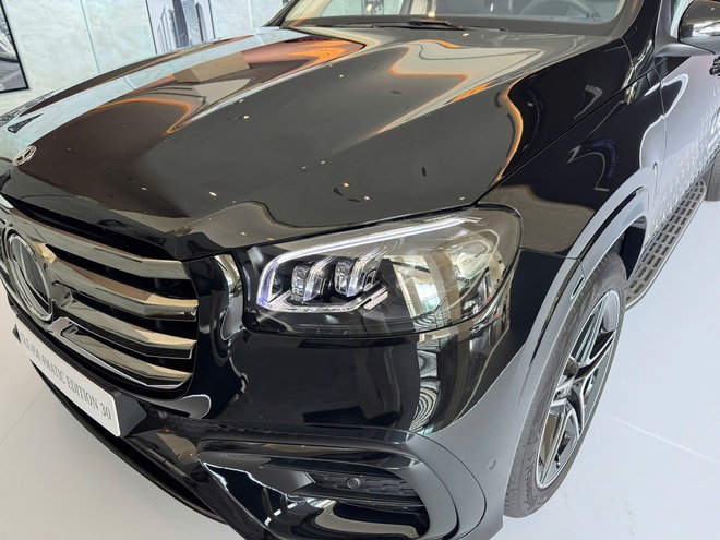 Cận cảnh Mercedes-Benz GLS 450 bản kỷ niệm 30 năm tại Việt Nam: Giới hạn 30 chiếc, giá tăng hơn 300 triệu đồng, ngoại thất khác biệt, thêm tiện nghi hàng ghế 2- Ảnh 8.