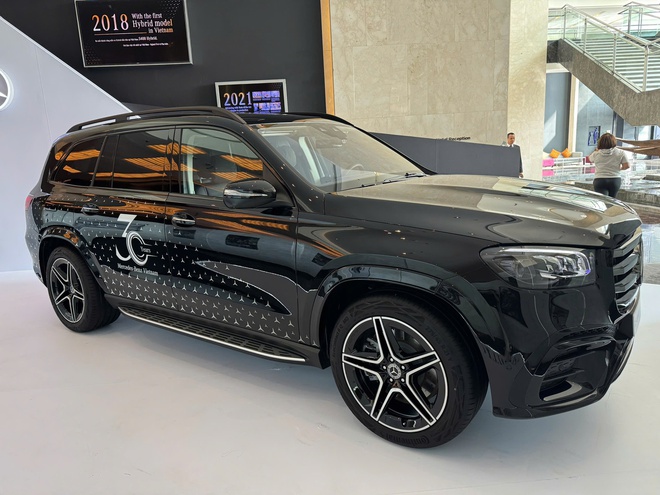Cận cảnh Mercedes-Benz GLS 450 bản kỷ niệm 30 năm tại Việt Nam: Giới hạn 30 chiếc, giá tăng hơn 300 triệu đồng, ngoại thất khác biệt, thêm tiện nghi hàng ghế 2- Ảnh 4.
