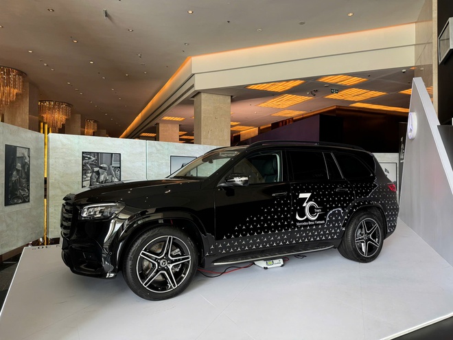 Cận cảnh Mercedes-Benz GLS 450 bản kỷ niệm 30 năm tại Việt Nam: Giới hạn 30 chiếc, giá tăng hơn 300 triệu đồng, ngoại thất khác biệt, thêm tiện nghi hàng ghế 2- Ảnh 5.