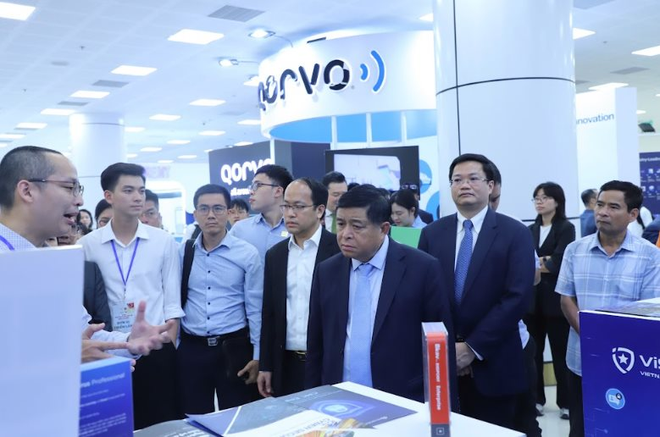 Phó Thủ tướng Chính phủ Nguyễn Chí Dũng tham quan các gian hàng Triển lãm quốc tế Đổi mới sáng tạo Việt Nam 2025. Ảnh: NIC