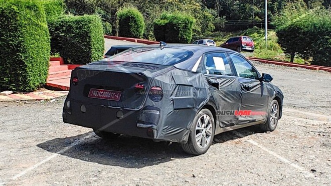 Hyundai Accent 2026 lần đầu chạy thử: Diện mạo tinh chỉnh, màn lớn hơn, ghế sau thông gió- Ảnh 3.