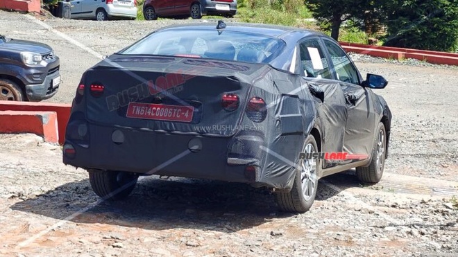 Hyundai Accent 2026 lần đầu chạy thử: Diện mạo tinh chỉnh, màn lớn hơn, ghế sau thông gió- Ảnh 2.