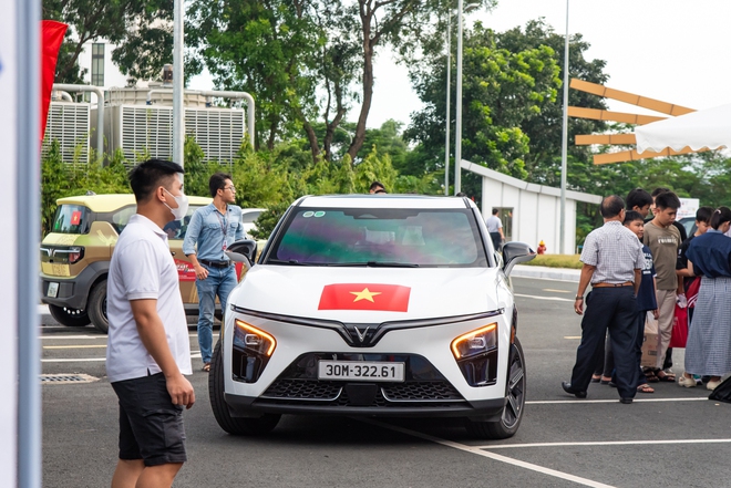Hàng trăm khách Việt nô nức ‘test’ xe máy điện, ô tô điện VinFast ngày đầu VMF 2025: Lái thử, trúng thật mang xe về nhà- Ảnh 5. Hàng trăm khách Việt nô nức ‘test’ xe máy điện, ô tô điện VinFast ngày đầu VMF 2025: Lái thử, trúng thật mang xe về nhà- Ảnh 5.