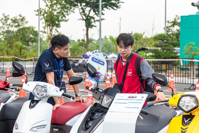 Hàng trăm khách Việt nô nức ‘test’ xe máy điện, ô tô điện VinFast ngày đầu VMF 2025: Lái thử, trúng thật mang xe về nhà- Ảnh 6. Hàng trăm khách Việt nô nức ‘test’ xe máy điện, ô tô điện VinFast ngày đầu VMF 2025: Lái thử, trúng thật mang xe về nhà- Ảnh 6.