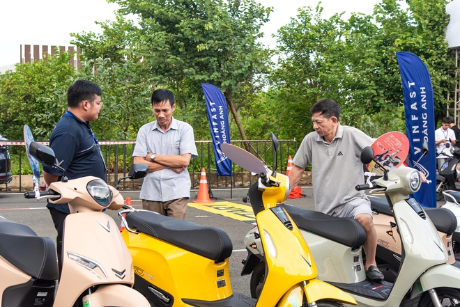 Hàng trăm khách Việt nô nức ‘test’ xe máy điện, ô tô điện VinFast ngày đầu VMF 2025: Lái thử, trúng thật mang xe về nhà- Ảnh 7. Hàng trăm khách Việt nô nức ‘test’ xe máy điện, ô tô điện VinFast ngày đầu VMF 2025: Lái thử, trúng thật mang xe về nhà- Ảnh 7.
