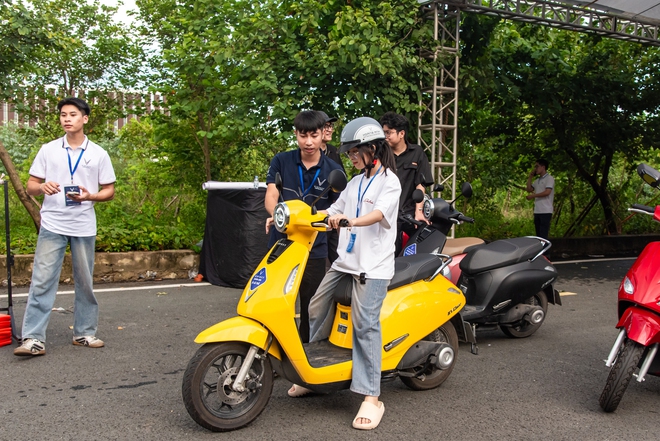 Hàng trăm khách Việt nô nức ‘test’ xe máy điện, ô tô điện VinFast ngày đầu VMF 2025: Lái thử, trúng thật mang xe về nhà- Ảnh 8. Hàng trăm khách Việt nô nức ‘test’ xe máy điện, ô tô điện VinFast ngày đầu VMF 2025: Lái thử, trúng thật mang xe về nhà- Ảnh 8.