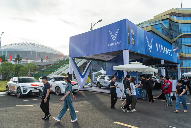 Hàng trăm khách Việt nô nức ‘test’ xe máy điện, ô tô điện VinFast ngày đầu VMF 2025: Lái thử, trúng thật mang xe về nhà- Ảnh 4. Hàng trăm khách Việt nô nức ‘test’ xe máy điện, ô tô điện VinFast ngày đầu VMF 2025: Lái thử, trúng thật mang xe về nhà- Ảnh 4.