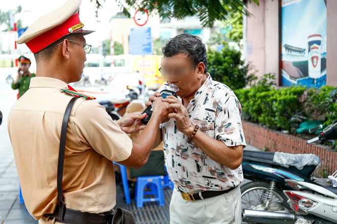 Tài xế vừa đi tù hơn 10 năm vi phạm nồng độ: Phân trần không biết luật rồi bỏ xe đi về- Ảnh 13. Tài xế vừa đi tù hơn 10 năm vi phạm nồng độ: Phân trần không biết luật rồi bỏ xe đi về- Ảnh 13.