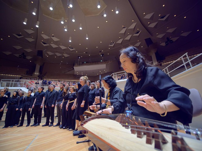 Khách Tây hát quan họ Bắc Ninh được khen nức nở, cộng đồng mạng bất ngờ khi biết danh tính: Họ là ai?- Ảnh 4.