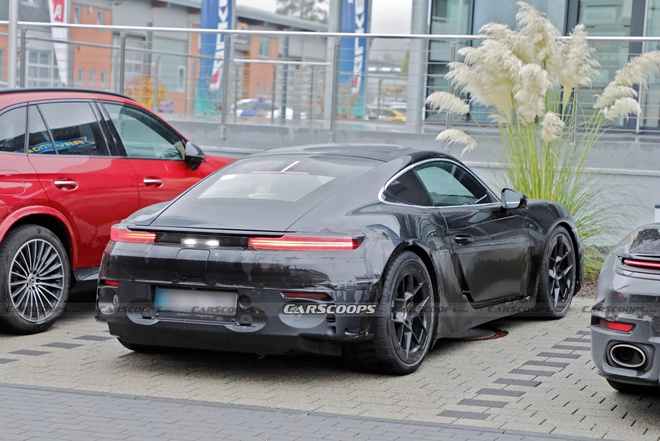 Porsche 718 EV lộ ảnh chạy thử: Đèn giống Taycan, hốc gió giống 911, tăng tốc 0-100km/h dưới 4 giây- Ảnh 10. Porsche 718 EV lộ ảnh chạy thử: Đèn giống Taycan, hốc gió giống 911, tăng tốc 0-100km/h dưới 4 giây- Ảnh 10.