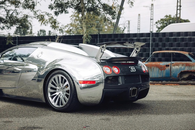 Đỉnh cao như Bugatti Veyron: Xe cũ không màu sơn, đã 18 năm tuổi vẫn có thể bán lại với giá quy đổi 60 tỷ đồng- Ảnh 10. Đỉnh cao như Bugatti Veyron: Xe cũ không màu sơn, đã 18 năm tuổi vẫn có thể bán lại với giá quy đổi 60 tỷ đồng- Ảnh 10.