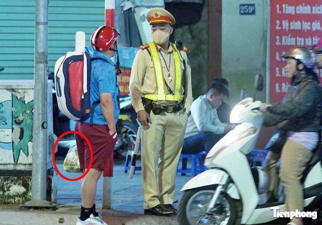 Rời quán bia, tiếp tục đi mua đồ về nhậu, người đàn ông bị CSGT xử phạt- Ảnh 2. Rời quán bia, tiếp tục đi mua đồ về nhậu, người đàn ông bị CSGT xử phạt- Ảnh 2.