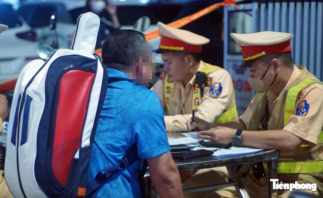 Rời quán bia, tiếp tục đi mua đồ về nhậu, người đàn ông bị CSGT xử phạt- Ảnh 3. Rời quán bia, tiếp tục đi mua đồ về nhậu, người đàn ông bị CSGT xử phạt- Ảnh 3.