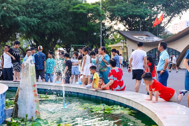 Người dân háo hức trải nghiệm không gian xanh mới tại Hà Nội- Ảnh 17.