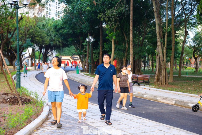 Người dân háo hức trải nghiệm không gian xanh mới tại Hà Nội- Ảnh 12.