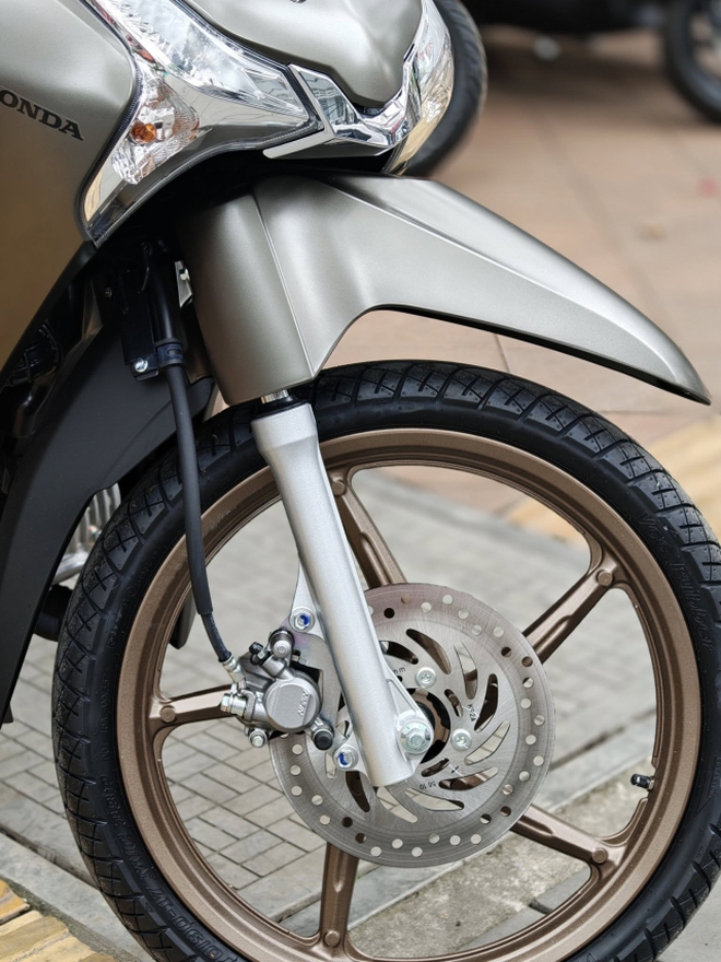 Honda Wave 125 bản mới cực đẹp bất ngờ về đại lý Việt: Xịn hơn Future, siêu tiết kiệm xăng 1,46L/100km- Ảnh 3.