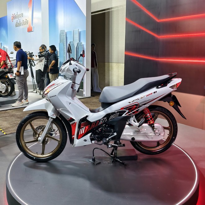 Honda Wave 125 bản mới cực đẹp bất ngờ về đại lý Việt: Xịn hơn Future, siêu tiết kiệm xăng 1,46L/100km- Ảnh 14.