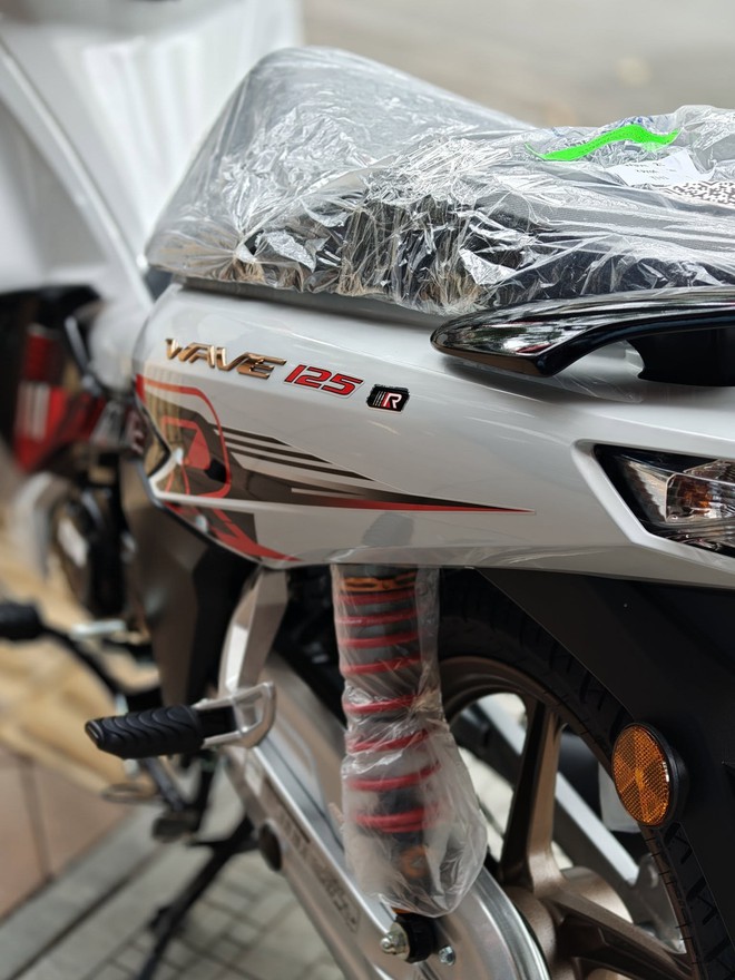Honda Wave 125 bản mới cực đẹp bất ngờ về đại lý Việt: Xịn hơn Future, siêu tiết kiệm xăng 1,46L/100km- Ảnh 7.
