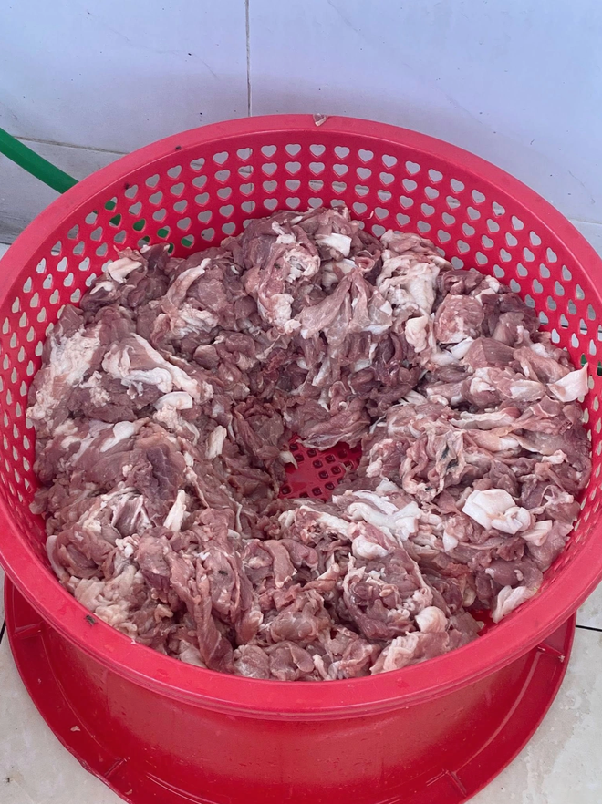 Xôn xao bếp ăn trường tiểu học ở Hà Nội nhập thịt bốc mùi, cá ươn: Chủ tịch xã lên tiếng- Ảnh 1. Xôn xao bếp ăn trường tiểu học ở Hà Nội nhập thịt bốc mùi, cá ươn: Chủ tịch xã lên tiếng- Ảnh 1.