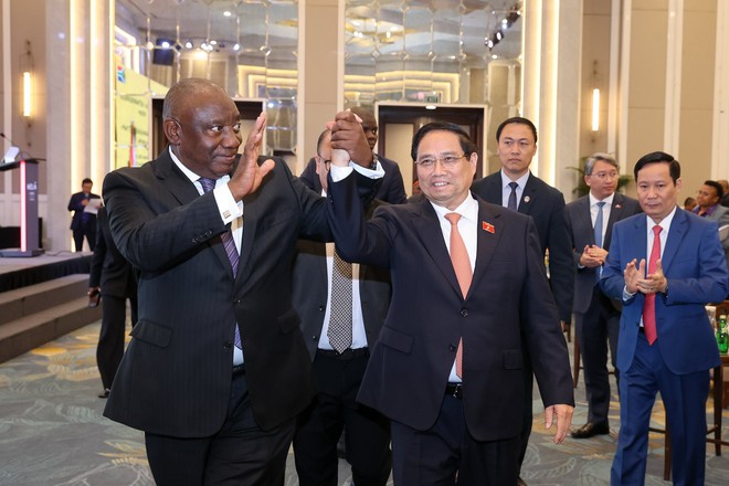 Thủ tướng Phạm Minh Chính và Tổng thống Cộng hòa Nam Phi Cyril Ramaphosa cùng dự Diễn đàn Doanh nghiệp Việt Nam - Nam Phi. Ảnh: VGP Thủ tướng Phạm Minh Chính và Tổng thống Cộng hòa Nam Phi Cyril Ramaphosa cùng dự Diễn đàn Doanh nghiệp Việt Nam - Nam Phi. Ảnh: VGP