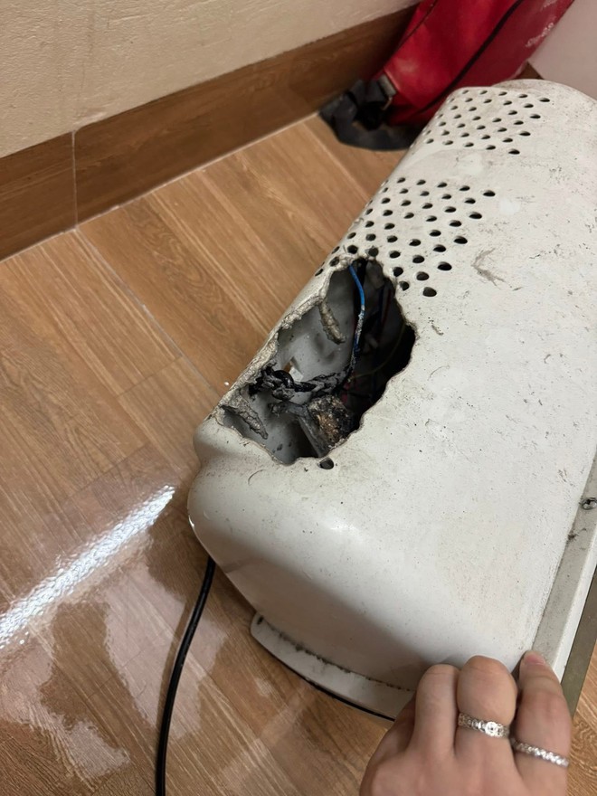 Đèn sưởi trong nhà tắm bốc cháy: Người mẹ tá hỏa ôm con chạy thoát, nhanh trí làm 1 việc ngay lập tức- Ảnh 2.