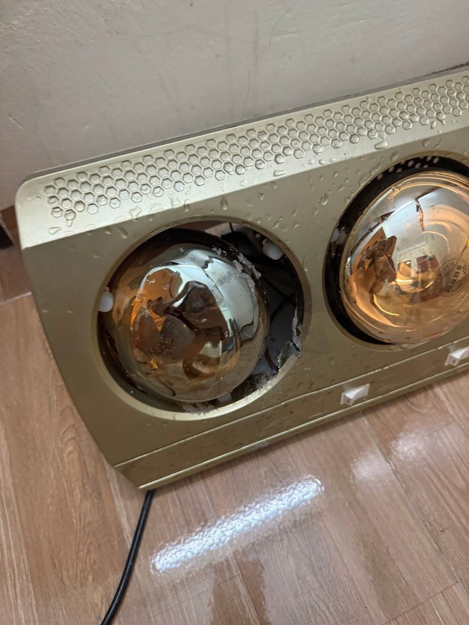 Đèn sưởi trong nhà tắm bốc cháy: Người mẹ tá hỏa ôm con chạy thoát, nhanh trí làm 1 việc ngay lập tức- Ảnh 1.