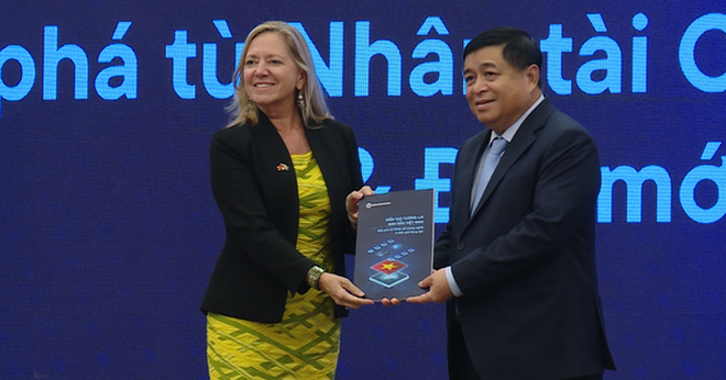 Bà Mariam J. Sherman, Giám đốc World Bank tại Việt Nam, Campuchia, Lào tặng Phó Thủ tướng Nguyễn Chí Dũng Báo cáo của WB về chủ đề nhân tài và đổi mới sáng tạo trong ngành bán dẫn Việt Nam. Ảnh: VGP
