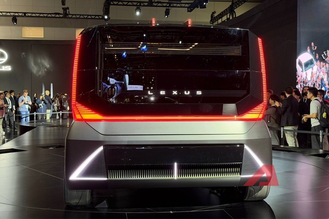 Nhìn tận mắt Lexus LS concept hoàn toàn mới: Từ sedan thành MPV 6 bánh 'cực dị' khi 4 bánh sau nhỏ hơn 2 bánh trước- Ảnh 6.