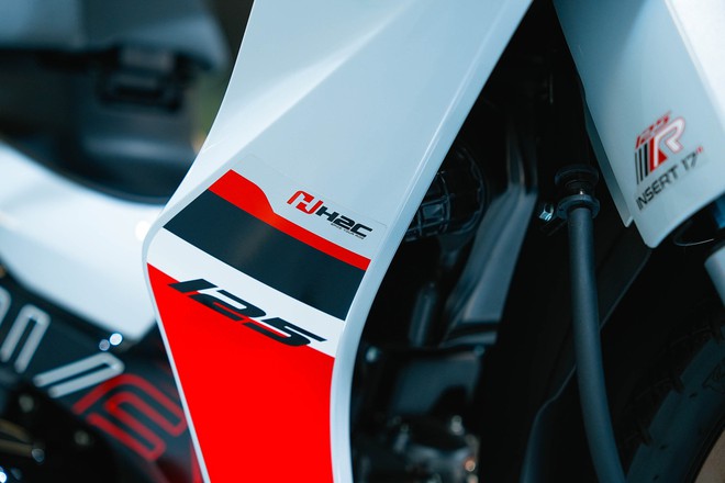 Honda Wave bản giới hạn được đưa về Việt Nam- Ảnh 4. Honda Wave bản giới hạn được đưa về Việt Nam- Ảnh 4.