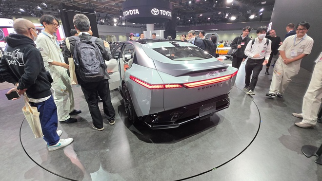 Ảnh thực tế bản xem trước Toyota Corolla đời mới: D&aacute;ng như si&ecirc;u xe, c&oacute; cả hybrid v&agrave; điện, về Việt Nam dễ gi&agrave;nh kh&aacute;ch trẻ của K3, Mazda3- Ảnh 4.