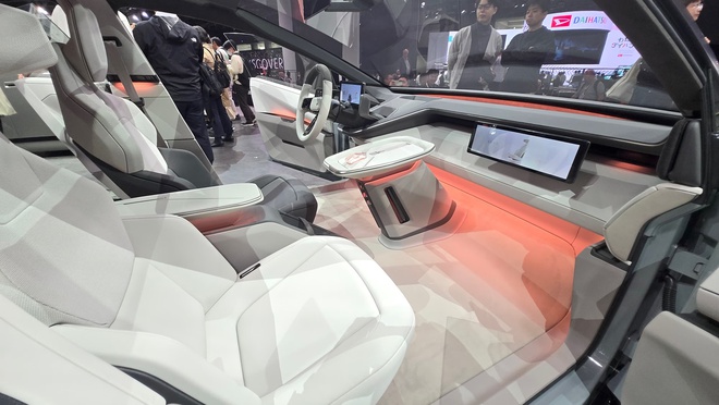 Ảnh thực tế bản xem trước Toyota Corolla đời mới: D&aacute;ng như si&ecirc;u xe, c&oacute; cả hybrid v&agrave; điện, về Việt Nam dễ gi&agrave;nh kh&aacute;ch trẻ của K3, Mazda3- Ảnh 9.