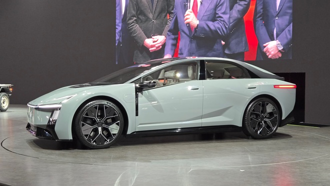 Ảnh thực tế bản xem trước Toyota Corolla đời mới: D&aacute;ng như si&ecirc;u xe, c&oacute; cả hybrid v&agrave; điện, về Việt Nam dễ gi&agrave;nh kh&aacute;ch trẻ của K3, Mazda3- Ảnh 3.