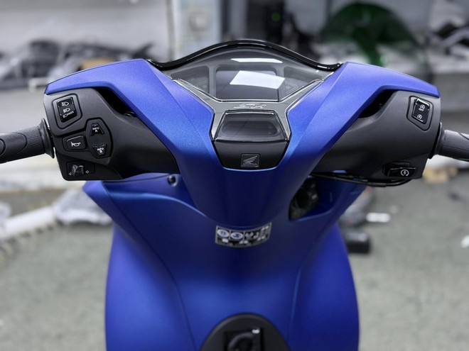 Xe tay ga Honda nhiều người mê vừa về màu mới cực đẹp, đi gần 45km hết 1 lít xăng, phanh ABS trước-sau- Ảnh 8. Xe tay ga Honda nhiều người mê vừa về màu mới cực đẹp, đi gần 45km hết 1 lít xăng, phanh ABS trước-sau- Ảnh 8.