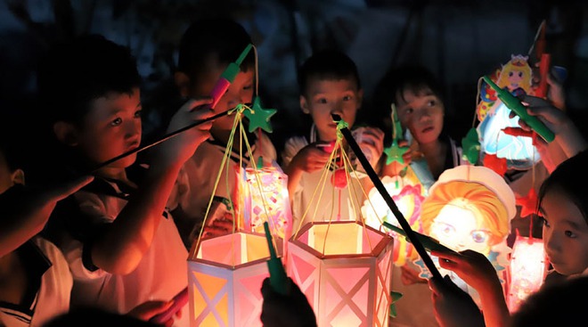 Khách Tây đến Việt Nam dịp lễ hội, trầm trồ nhận xét: "Ở Mỹ chúng tôi không có cái nào như thế này"- Ảnh 9.