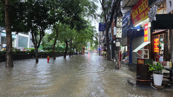 Hà Nội phố thành sông, giao thông tê liệt, xe máy 'rồng rắn' leo cao tốc giữa biển nước- Ảnh 33.