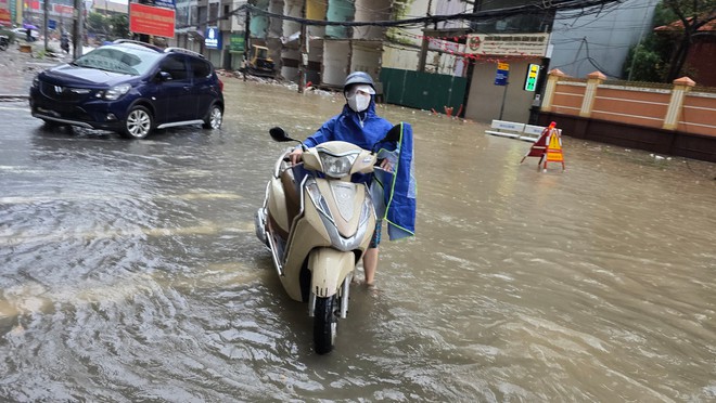 Hà Nội phố thành sông, giao thông tê liệt, xe máy 'rồng rắn' leo cao tốc giữa biển nước- Ảnh 29.