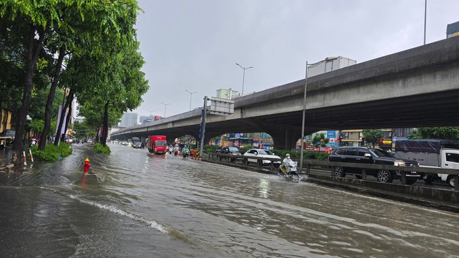 Hà Nội phố thành sông, giao thông tê liệt, xe máy 'rồng rắn' leo cao tốc giữa biển nước- Ảnh 25.