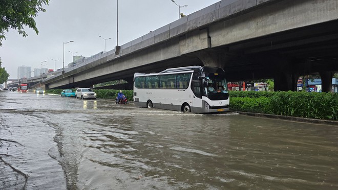 Hà Nội phố thành sông, giao thông tê liệt, xe máy 'rồng rắn' leo cao tốc giữa biển nước- Ảnh 24.