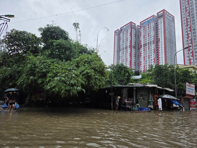 Hà Nội tiếp tục cảnh báo mưa dông, đã có 17 chuyến bay đến Nội Bài phải bay vòng chờ trên không- Ảnh 11.
