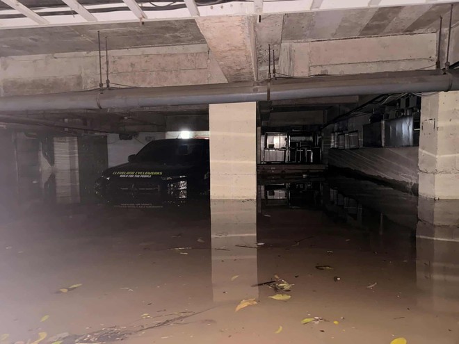 Hầm chung cư thành bể nước khổng lồ, thủy kích hàng trăm xe máy và ôtô- Ảnh 8.