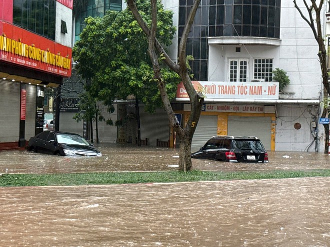 Hà Nội tiếp tục cảnh báo mưa dông, đã có 17 chuyến bay đến Nội Bài phải bay vòng chờ trên không- Ảnh 8.