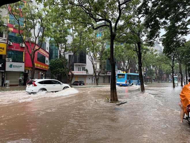 Hà Nội tiếp tục cảnh báo mưa dông, đã có 17 chuyến bay đến Nội Bài phải bay vòng chờ trên không- Ảnh 9.