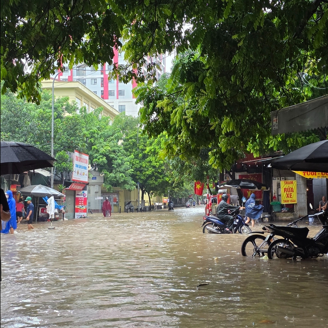 Hà Nội tiếp tục cảnh báo mưa dông, đã có 17 chuyến bay đến Nội Bài phải bay vòng chờ trên không- Ảnh 10.