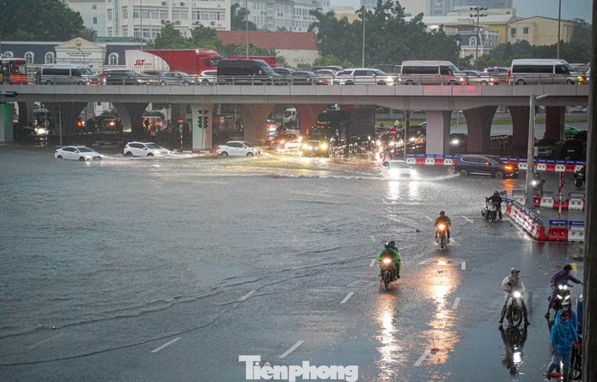 Hà Nội phố thành sông, giao thông tê liệt, xe máy 'rồng rắn' leo cao tốc giữa biển nước- Ảnh 2.