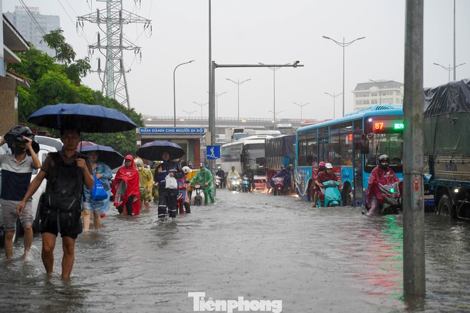 Hà Nội phố thành sông, giao thông tê liệt, xe máy 'rồng rắn' leo cao tốc giữa biển nước- Ảnh 5.