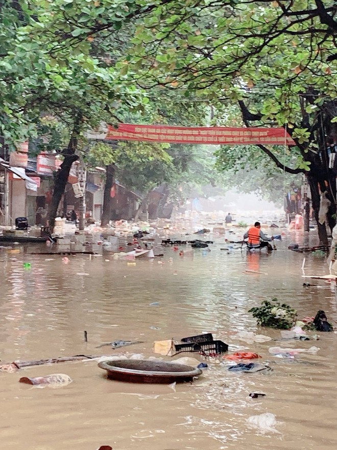 Lũ tràn lên ngập cao tốc Hà Nội - Thái Nguyên; Hà Nội thông báo khẩn cấp di dời dân trong đêm- Ảnh 7.