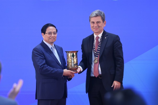 Ông Turgut Erkeskin, Chủ tịch FIATA tặng quà lưu niệm Thủ tướng Phạm Minh Chính. Ảnh: VGP Ông Turgut Erkeskin, Chủ tịch FIATA tặng quà lưu niệm Thủ tướng Phạm Minh Chính. Ảnh: VGP